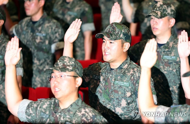 이재용 삼성전자 회장의 장남 이지호 씨 등이 23일 오전 경남 창원시 진해구 해군사관학교 웅포 강당에서 열린 ‘제139기 해군 사관후보생 입교식’에서 선서하는 모습. 연합뉴스