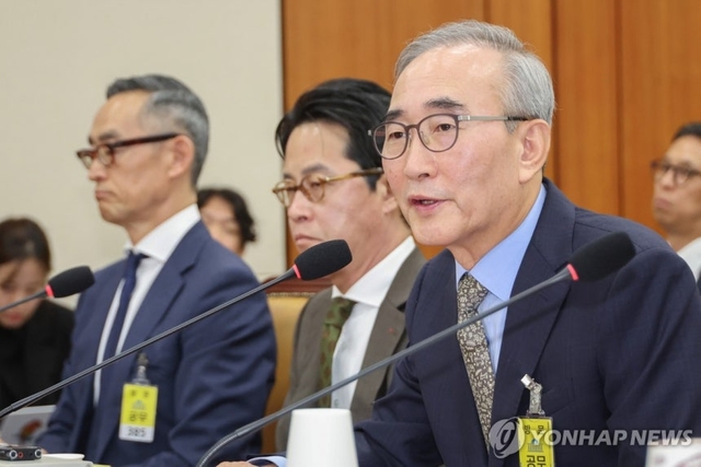 김영섭 KT 대표이사가 24일 서울 여의도 국회 과학기술정보방송통신위원회에서 열린 통신·금융 대규모 해킹사고에 대한 청문회에서 위원 질의에 답하고 있다. 연합뉴스