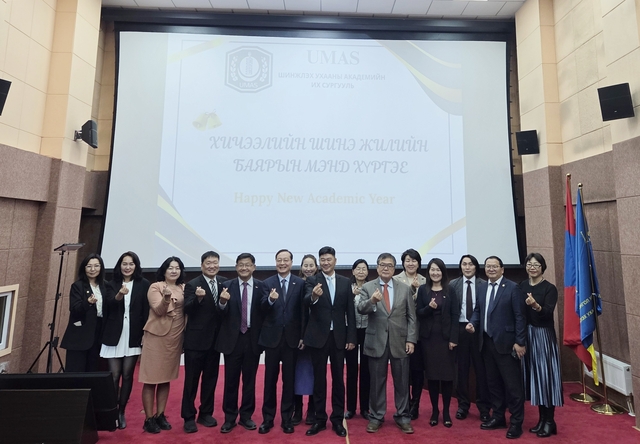 강대임(왼쪽 여섯번째) UST 총장,  아루칸 카스바타(왼쪽 여덟번째) UMAS 총장의 UMAS 개교식 참석 모습.
UST 제공.