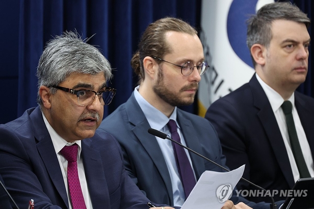 라훌 아난드 IMF 한국 미션단장(왼쪽)이 24일 정부서울청사에서 2025년 IMF 연례협의 결과 브리핑을 하고 있다. 연합뉴스