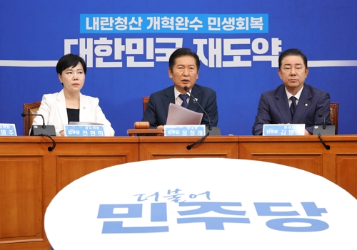 더불어민주당 정청래(가운데) 대표가 24일 서울 여의도 국회에서 열린 최고위원회의에서 발언하고 있다.  [연합뉴스]