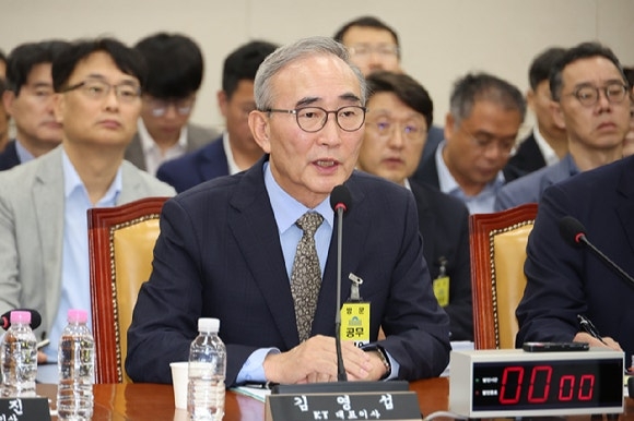 김영섭 KT 대표이사가 24일 국회 과학기술정보방송통신위원회에서 열린 통신·금융 대규모 해킹사고에 대한 청문회에서 위원 질의에 답하고 있다. [연합뉴스]