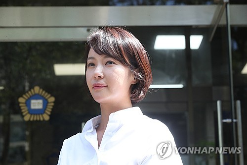 특정경제범죄 가중 처벌 등에 관한 법률 위반(횡령) 혐의로 기소된 배우 황정음이 지난 8월 21일 결심 공판에서 징역 3년을 구형받고 법원을 나오면서 취재진 질문을 받고 있다.  [제주=연합뉴스]