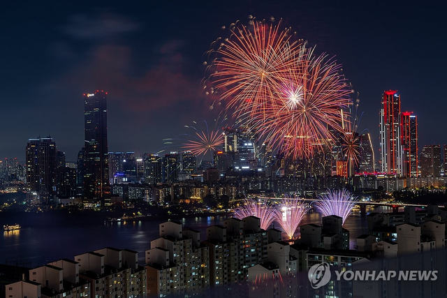 서울 여의도 한강공원에서 열린 ‘2024 서울세계불꽃축제’. 연합뉴스