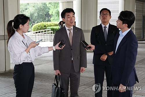 김용현 전 국방부장관에 대한 구속영장 심문이 진행된 25일 서울 서초구 서울중앙지방법원에서 김 전 장관의 변호인인 이하상(왼쪽 두번째) 변호사가 취재진에게 입장을 밝히고 있다. [연합뉴스]
