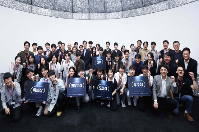 LG CNS가 최근 개최한 ‘최적화 그랜드 챌린지 2025’ 시상식에서 수상자들과 대회 관계자들이 파이팅을 외치고 있다. LG CNS 제공