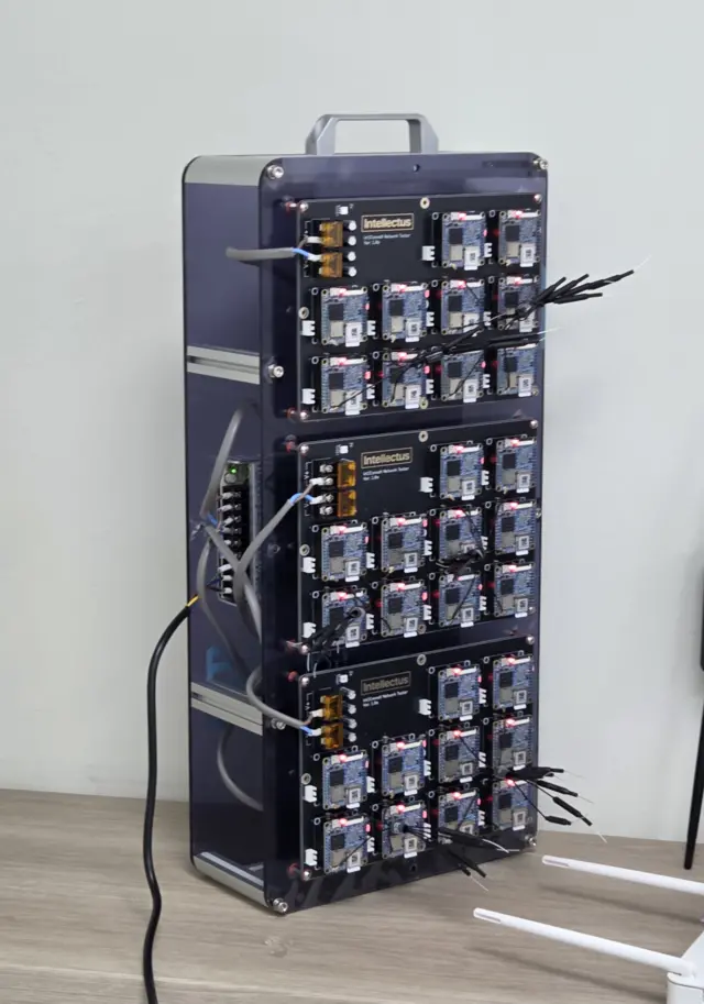 인텔렉투스가 개발한 엣지 컴퓨팅 30를 연결해 놓은 장치. 30개를 연결해 놓은 장치 높이는 대략 일반 백팩 사이즈 수준이다. 장우진 기자