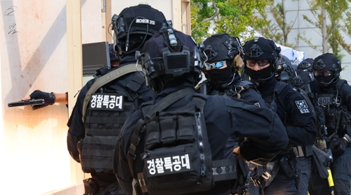 18일 인천 중구 인스파이어 리조트에서 실시된 2025 APEC 대비 관계기관 대테러 합동훈련에서 경찰특공대가 테러범을 진압하고 있다. [연합뉴스]
