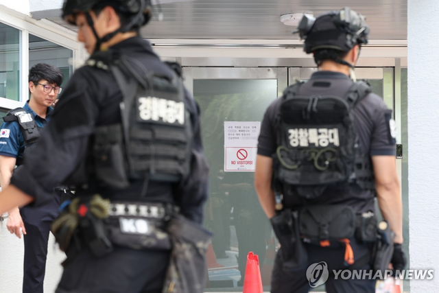폭발물 수색하는 경찰특공대. 연합뉴스