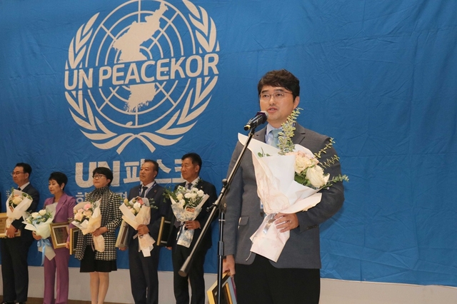 이창재 대웅제약 대표가 UN피스코에서 주최한 ‘2025 지속가능발전목표 대상’에서 건강과 웰빙 부문 수상자로 선정된 뒤 수상 소감을 발표하고 있다. 대웅제약 제공.