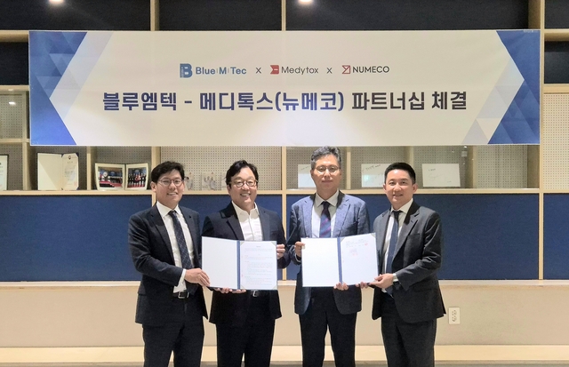 왼쪽부터 김준석 블루엠텍 부사장, 김현수 블루엠텍 대표이사, 손성희 뉴메코 공동대표, 이상윤 뉴메코 공동대표. 블루엠텍 제공