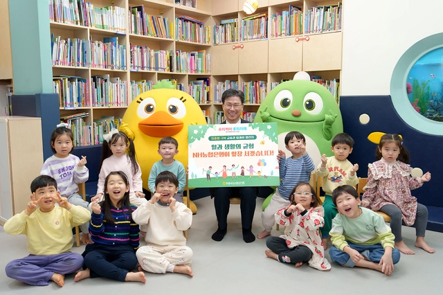 강태영(가운데) NH농협은행장이 금융권 릴레이 챌린지에 참여한 후 기념촬영을 하고 있다. [NH농협은행 제공]