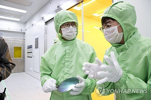 배경훈(왼쪽) 과학기술정보통신부 장관이 8월 13일 서울 관악구 서울대학교 반도체공동연구소를 방문해 주요 연구시설을 둘러보고 있다.   [과학기술정보통신부 제공]