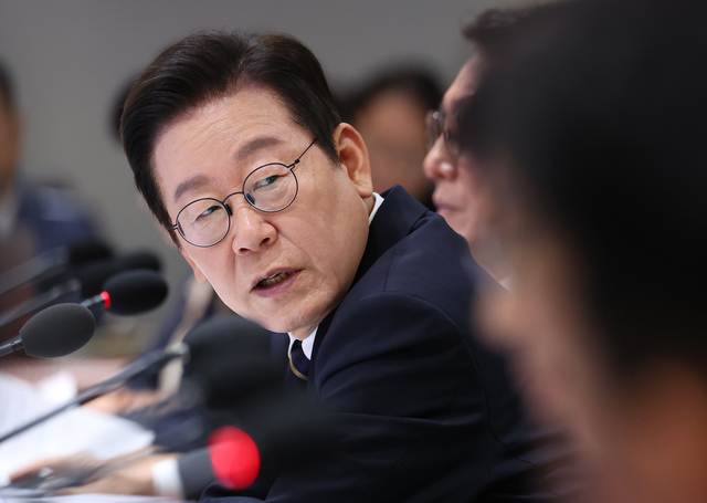 이재명 대통령이 30일 용산 대통령실에서 열린 제44회 국무회의를 주재하고 있다. [연합뉴스]
