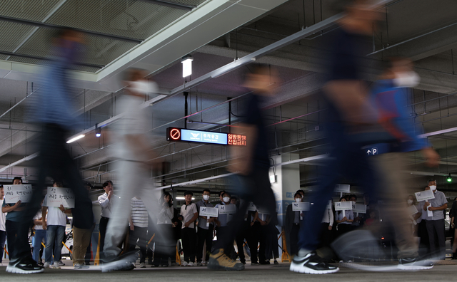 미국 이민당국에 의해 조지아주에 구금됐던 한국인 근로자들이 지난달 12일 인천국제공항 제2여객터미널로 입국, 차량으로 이동하고 있다. 공동취재단.