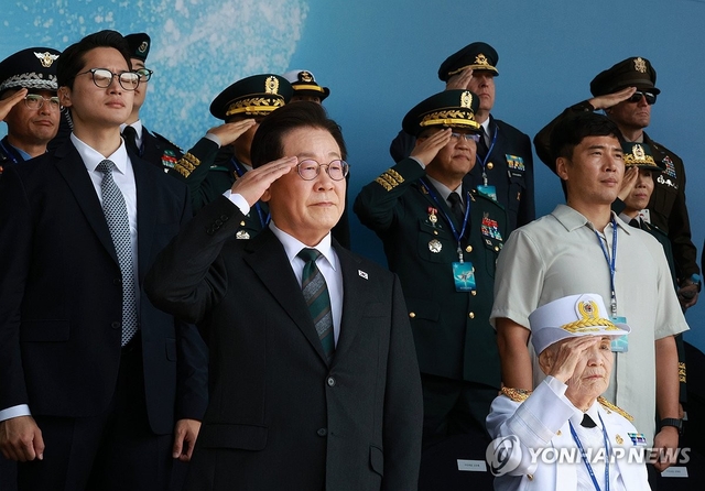 이재명 대통령이 1일 충남 계룡대 대연병장에서 열린 건군 77주년 국군의 날 기념행사에서 거수경례하고 있다. 연합뉴스