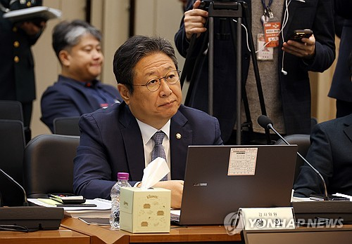 더불어민주당 황희 의원이  지난해 10월 17일 충남 계룡대 육군본부에서 열린 국회 국방위원회 국정감사에서 질의하고 있다. [연합뉴스]