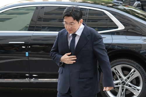 기업공개(IPO)를 앞두고 투자자들을 속여 지분을 팔게 한 의혹을 받는 방시혁 하이브 의장이 지난 9월 15일 서울 마포구 서울경찰청 금융범죄수사대에 피의자 신분으로 출석하고 있다. [연합뉴스]