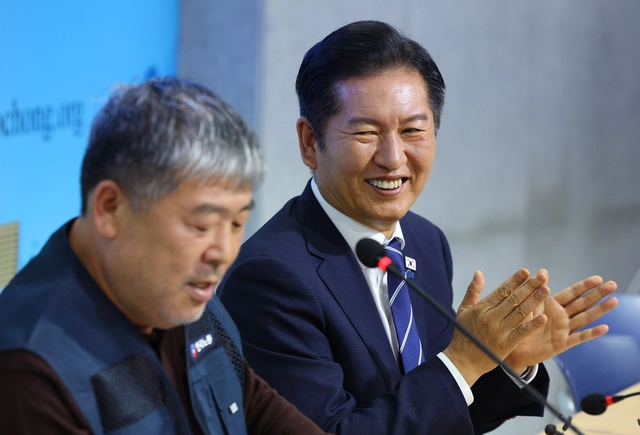 정청래(오른쪽) 더불어민주당 대표가 지난 9월 29일 서울 여의도 한국노총에서 열린 한국노총-더불어민주당 2025년도 제1차 고위급정책협의회에서 김동명 한국노총 위원장의 발언을 들으며 박수치고 있다.<연합뉴스 사진>