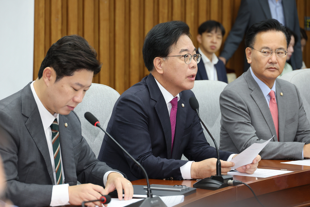 송언석(가운데) 국민의힘 원내대표가 1일 국회 본청에서 열린 국민의힘 상임위원장 및 간사단 회의에서 발언하고 있다.<연합뉴스 사진>
