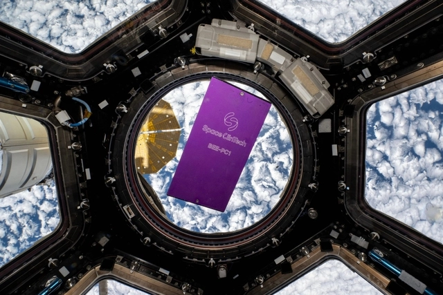 ISS 쿠폴라 위에 떠있는 스페이스린텍 우주의약 연구 모듈 ‘BEE-PC1’.
NASA 제공.