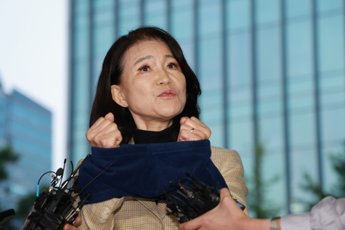 국가공무원법 및 공직선거법 위반 등의 혐의로 체포된 이진숙 전 방송통신위원장이 2일 서울 영등포경찰서로 압송되며 취재진에 발언하고 있다. [연합뉴스]