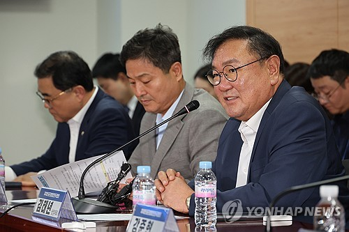 지난 7월 15일 서울 여의도 국회 의원회관에서 열린 더불어민주당 자치분권균형발전전국회의-국정기획위원회 국가균형성장특별위원회-지방시대위원회 간담회에서 김태년 자치분권균형발전 전국회의 상임대표가 발언하고 있다. [연합뉴스]