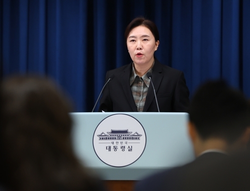 강유정 대변인이 2일 용산 대통령실에서 이날 열린 수석보좌관회의 관련 브리핑을 하고 있다. 연합뉴스