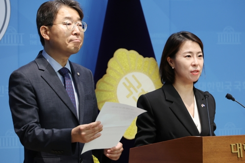 더불어민주당 김한나 서울시당 윤리심판위원이 2일 서울 여의도 국회 소통관에서 ‘종교단체 경선 동원’ 의혹에 대한 진상조사 결과를 발표하고 있다. [연합뉴스]