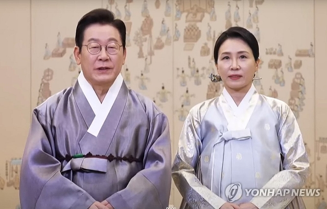 이재명 대통령과 김혜경 여사가 추석 연휴 이틀째인 4일 한복 차림으로 영상 메시지를 통해 명절 인사를 전하고 있다. [KTV 캡처. 연합뉴스]