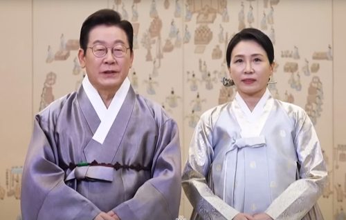 이재명 대통령과 김혜경 여사가 추석 연휴 이틀째인 4일 한복 차림으로 영상 메시지를 통해 명절 인사를 전하고 있다.  [KTV 캡처]