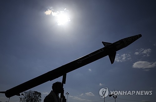예멘 친이란 반군 후티 지지자가 들고 있는 모형 미사일. [EPA 연합뉴스]