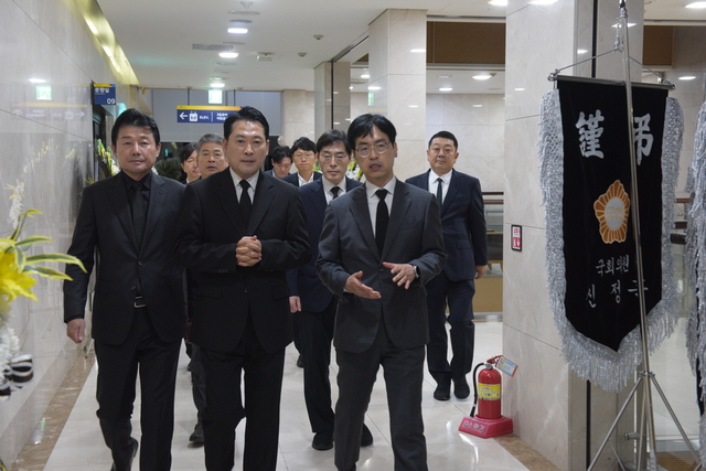 장동혁(가운데) 국민의힘 대표가 4일 오후 세종시 한 장례식장에 마련된 국가전산망 장애 업무를 담당하다가 극단적인 선택을 한 행정안전부 공무원의 빈소에 들어서고 있다. [연합뉴스]