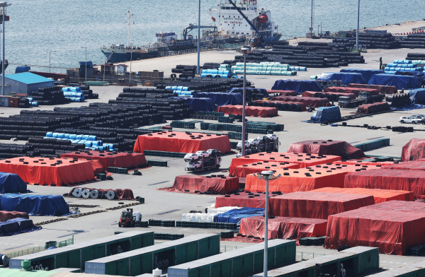 경기도 평택항 철강 제품. [연합뉴스 제공]