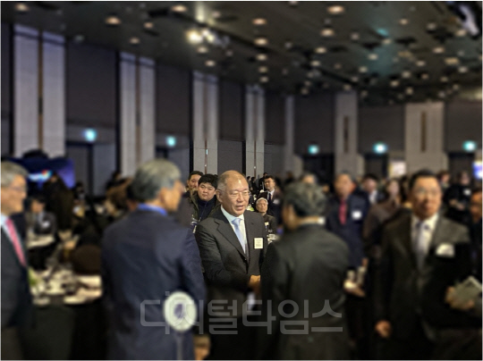 정의선 현대자동차그룹 회장 겸 대한양궁협회장이 대한민국 양궁이 2023년 12월 서울 광진구 그랜드 워커힐 서울 호텔에서 열린 ‘2023 한국 양궁 60주년 기념 행사’에서 방문 인사들에게 일일이 악수를 건네며 인사하고 있다. 장우진 기자