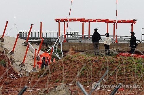 22일 전남 무안국제공항에서 제주항공 여객기 사고 원인을 조사 중인 항공철도사고조사위원회(항철위) 관계자들이 방위각 시설(로컬라이저) 현장 조사하고 있다. 연합뉴스