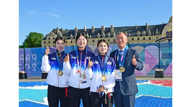 정의선(맨 오른쪽) 현대차그룹 회장이 작년 7월 ‘2024 파리올림픽’ 양궁 여자 단체전에서 금메달을 따내며 ‘올림픽 10연패’를 달성한 한국여자양궁 대표팀(왼쪽부터 남수현, 임시현, 전훈영) 선수들과 기념사진을 찍고 있다. 대한양궁협회 제공