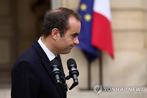 사임 발표 후 연설하고. 돌아서는 르코르뉘. 연합뉴스