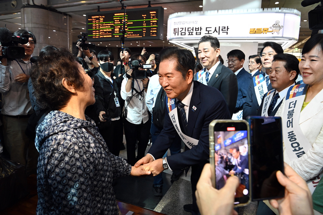 더불어민주당 정청래 대표와 김병기 원내대표 등 의원들이 추석연휴를 앞둔 2일 서울 용산역에서 귀성객들에게 인사하고 있다. 연합뉴스