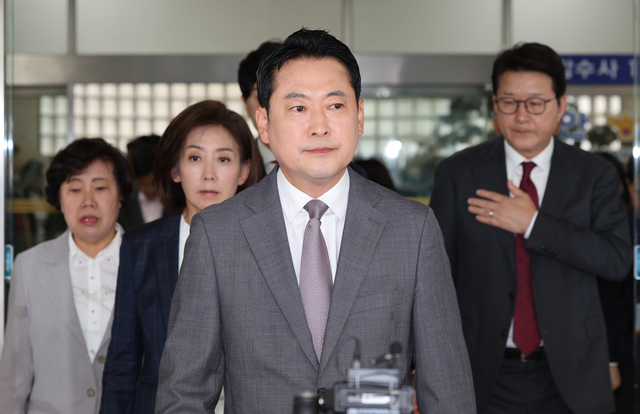 국민의힘 장동혁 대표가 지난 3일 영등포경찰서에서 이진숙 전 방통위원장 체포에 대해 항의를 한 뒤 나오고 있다.  연합뉴스