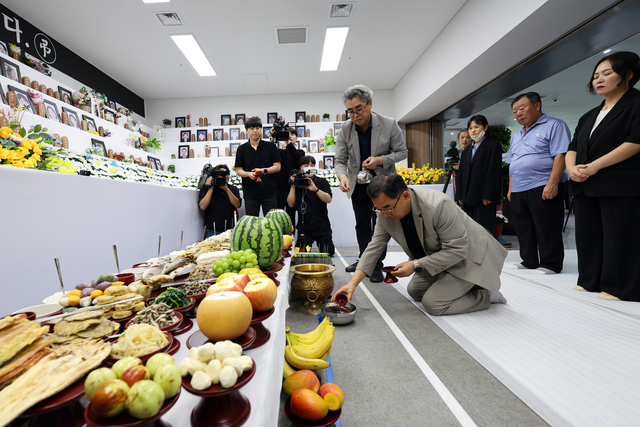 추석인 6일 오후 전남 무안군 무안국제공항에서 12·29 제주항공 여객기 참사 유가족협의회가 합동 차례를 지내고 있다. 연합뉴스