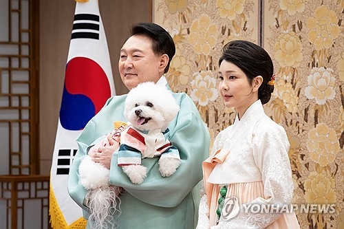 윤석열 전 대통령과 부인 김건희씨가 지난해 한가위 명절 인사를 하고 있다. 연합뉴스