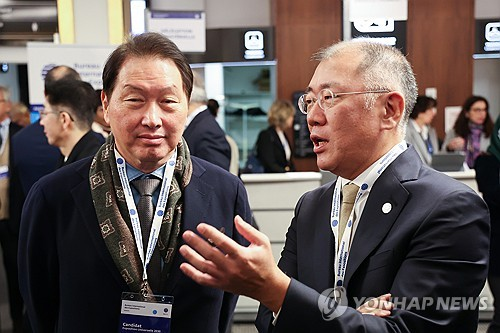 최태원(왼쪽) 대한상의 회장과 정의선 현대차그룹 회장이 지난 2023년 11월 28일(현지시간) 프랑스 파리 외곽 팔레 데 콩그레에서 열리는 제173차 국제박람회기구(BIE) 총회에서 대화하고 있다. [파리=연합뉴스]