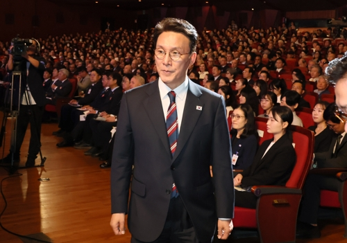 김민석 국무총리가 지난 3일 서울 종로구 세종문화회관에서 열린 개천절 경축식에서 경축사를 하기 위해 단상으로 향하고 있다. [연합뉴스]