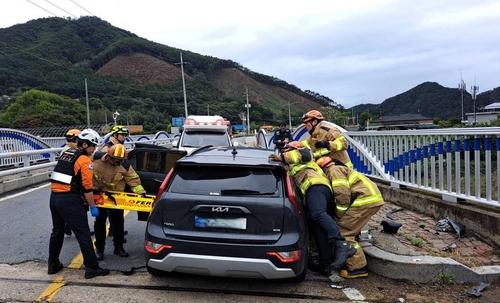 7일 오후 3시 47분 강원 홍천군 화천면에서 일가족이 추석 연휴를 맞아 일가친척 방문 후 귀가 중에 발생한 교통사고. [강원특별자치도 소방본부 제공]