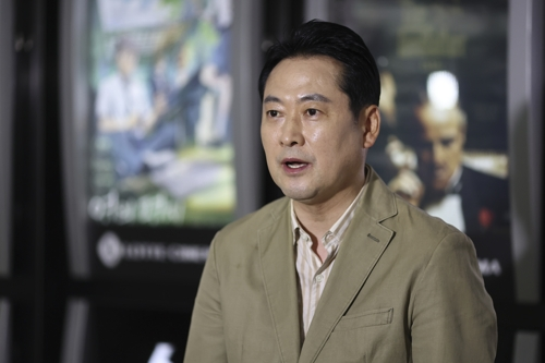 민의힘 장동혁 대표가 7일 건국전쟁2 영화를 관람하기 앞서 서울 롯데시네마 영등포점에서 취재진 질문에 답하고 있다. [연합뉴스]