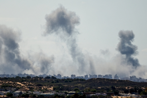 6일(현지시간) 이스라엘 공습으로 연기 피어오르는 가자지구. [로이터=연합뉴스]