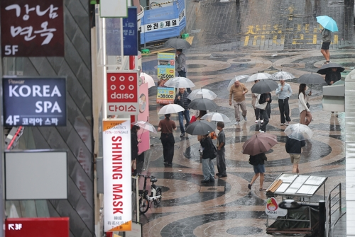 비 내리는 명동 [연합뉴스]