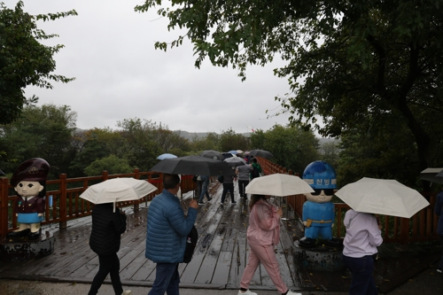 추석인 6일 경기도 파주시 임진각에서 방문객들이 자유의 다리를 둘러보고 있다. [파주=연합뉴스]