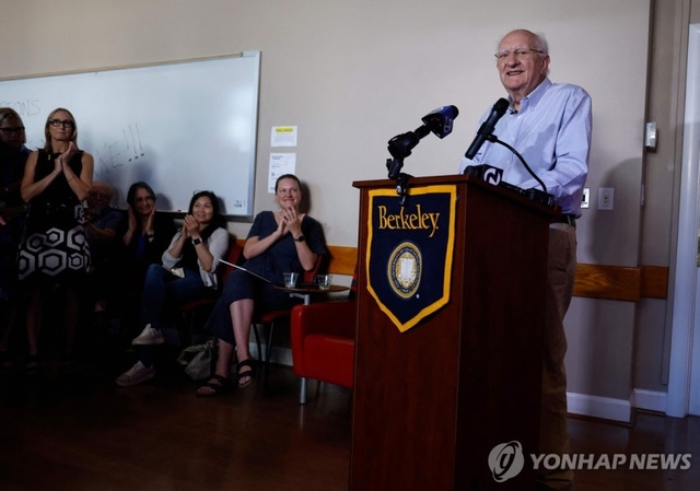 올해 노벨물리학상 수상한 클라크 교수의 수상 소감 장면.